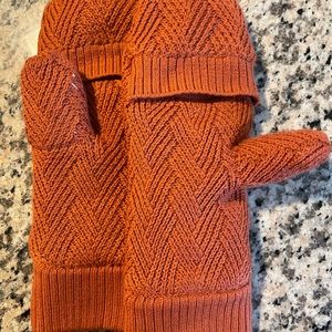 Lululemon mittens